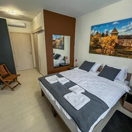 Happy Hill Apartmanhotel 3*